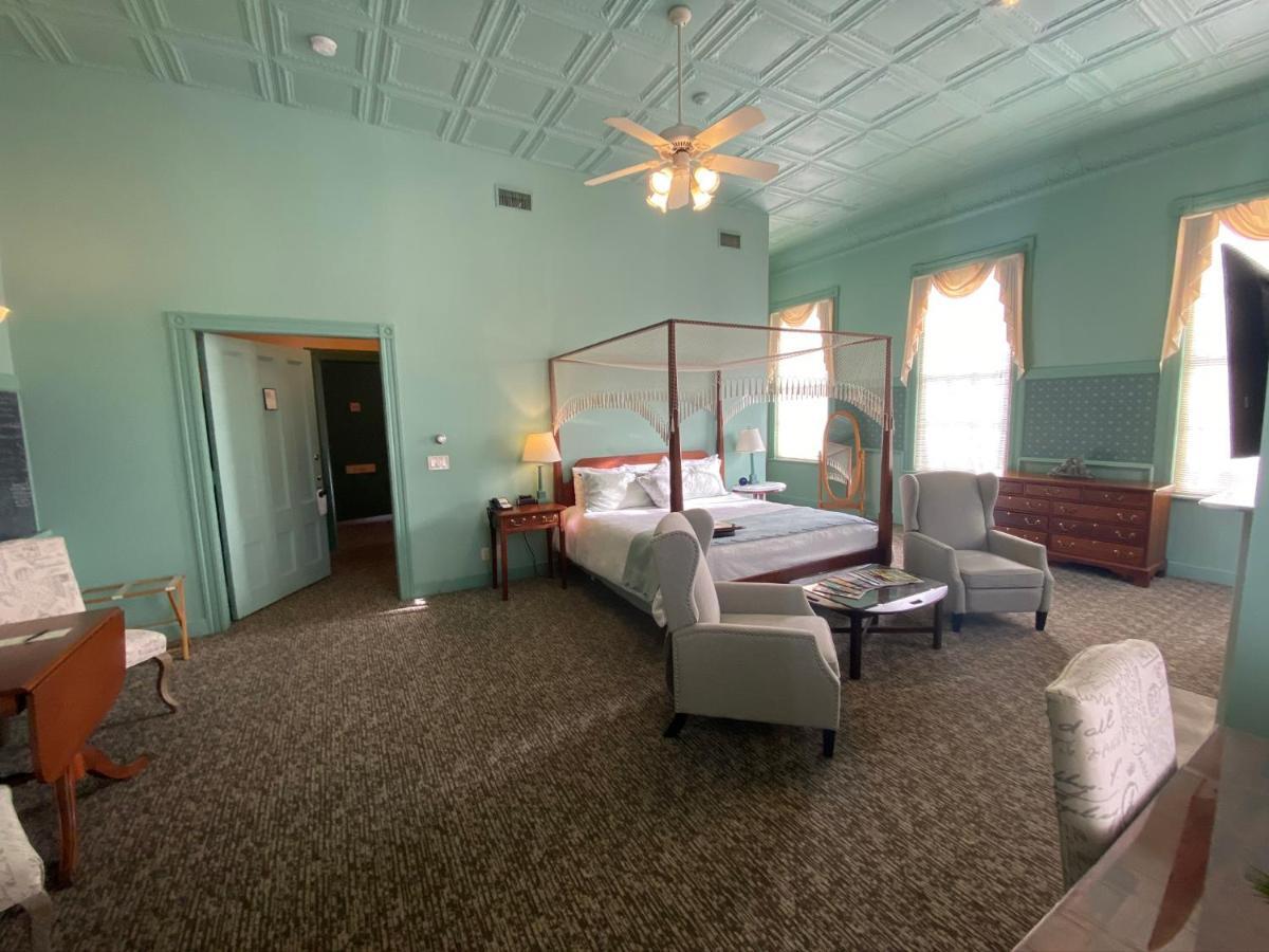 Chambery Inn Ли Экстерьер фото